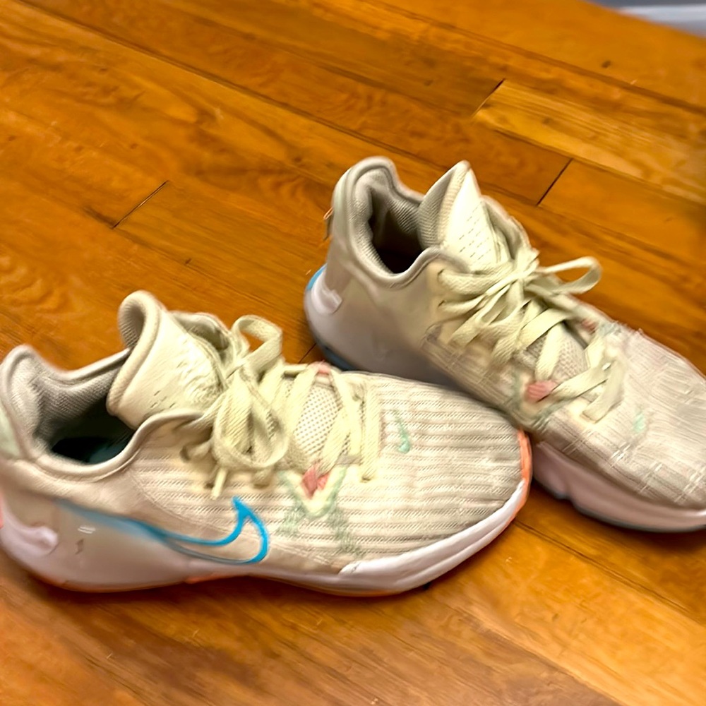 Nike Kids Sneakers in Cream and Blue